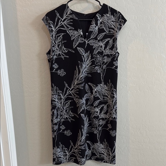 soft works Dresses & Skirts - NWT Black Floral Cap Sleeve Midi Dress size medium